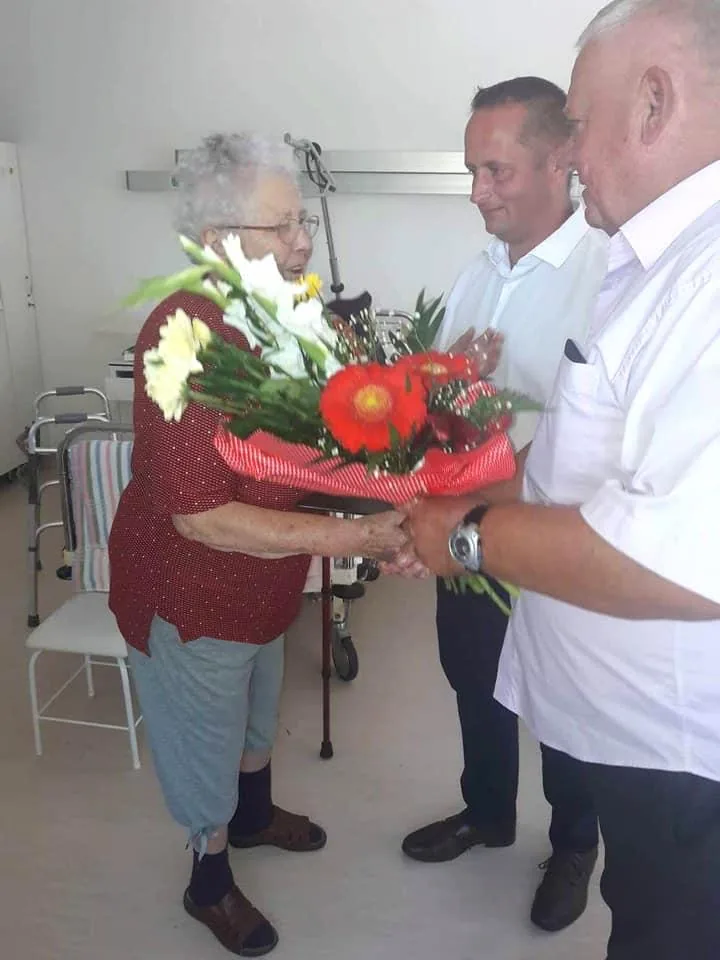 Joli néni 90 köszöntés 