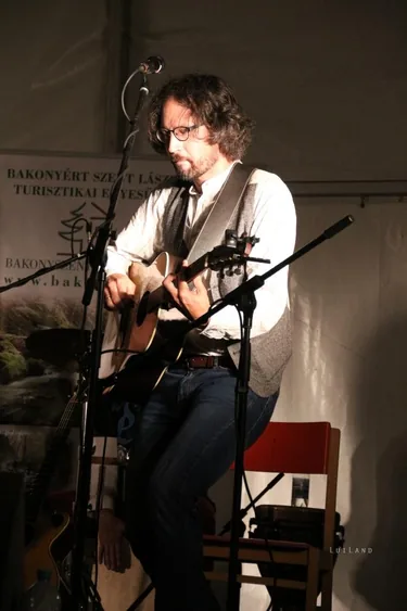 Mozog a falu!