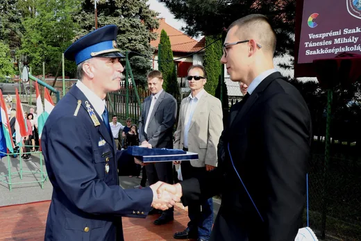 'Ballagási elismerés' cikk borítóképe