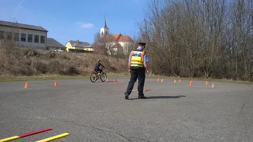 'Rendőrök az iskolában.' cikk borítóképe