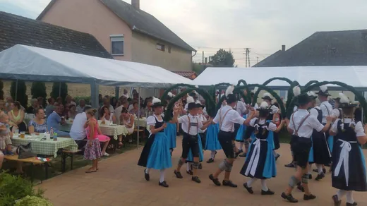 'Bajor est' cikk borítóképe