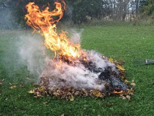 Avar és kerti hulladék nyílttéri égetés borítóképe