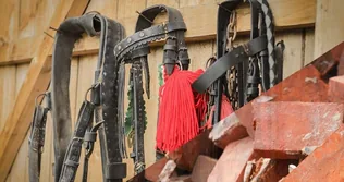 Téglát küldtek lószerszám helyett borítóképe