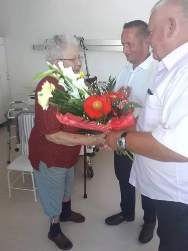 Joli néni 90 köszöntés 