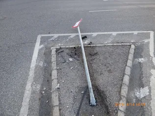 Kidöntött egy jelzőtáblát az ittas sofőr borítóképe