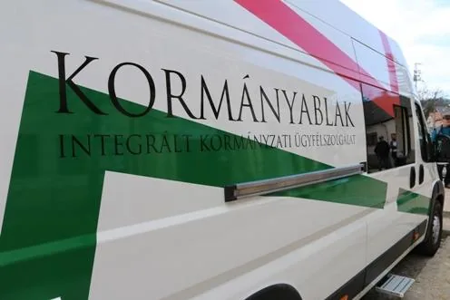 'Kormányablak-busz érkezik' cikk borítóképe