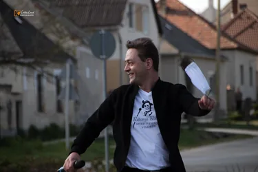 "Maradj otthon" a Petőfi Színház jön el! Online is!