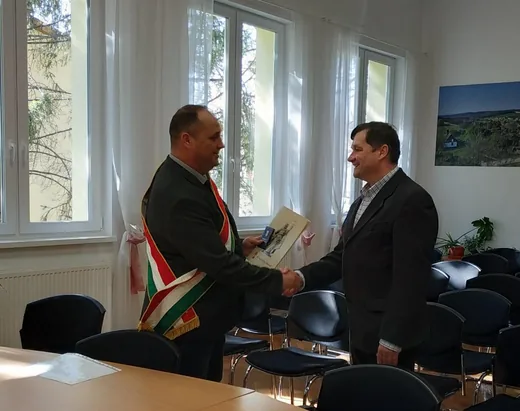 'Állampolgársági esküt tett Ácsteszéren' cikk borítóképe