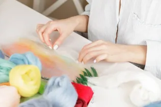 Kiállítás nemezelő és hímző szakkörök munkáiból borítóképe