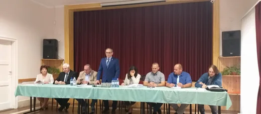 'Megalakult' cikk borítóképe