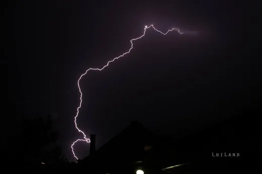 'Villámcsapás ellen való védekezés' cikk borítóképe