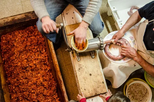 'Hajmáskéri vigadalom, kolbászkodás' cikk borítóképe