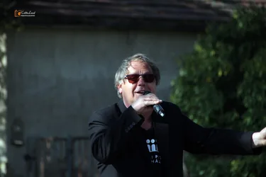 "Maradj otthon" a Petőfi Színház jön el! Online is!