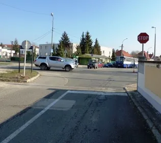 Nem adott elsőbbséget a kerékpárosnak borítóképe