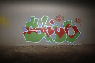 Graffitivel dekorálták a felüljárót borítóképe