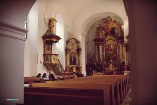 Zarándokok, szerzetesek ünnepeltek borítóképe