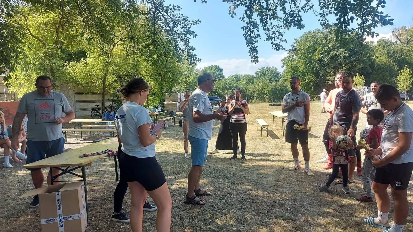 Vasárnap foci fotók, Önkormányzat