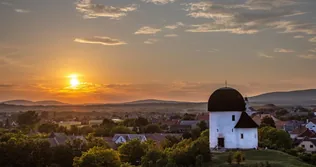Színekbe öltözik a Kerektemplom Öskün borítóképe