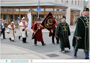 Díjkiosztó, szentelés, avatás, felvonulás