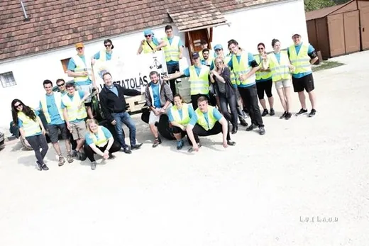 'Szépen halad az obeliszk, a fiatalok továbbra is lelkesek!' cikk borítóképe