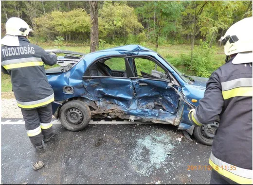 'Három autóban öt fő sérült meg' cikk borítóképe