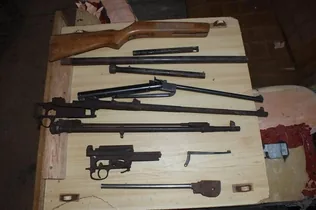 Engedély nélkül tartott lőszereket és fegyveralkatrészeket borítóképe