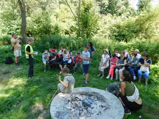 Prevenciós előadás az erdei pihenőhelyen borítóképe