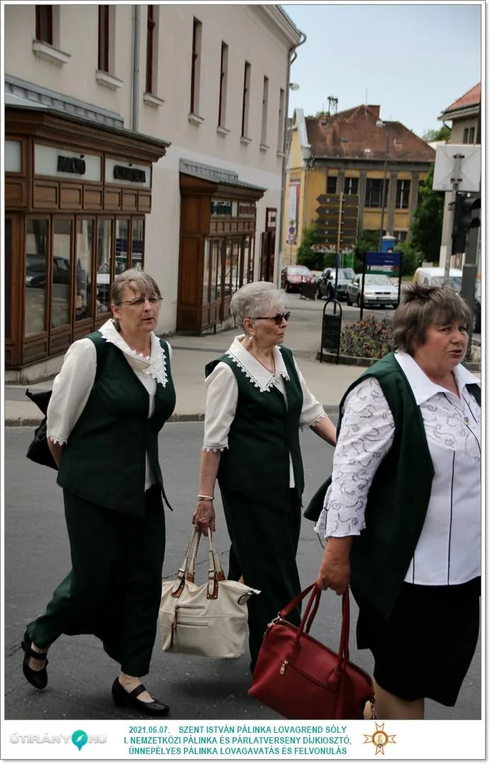 Díjkiosztó, szentelés, avatás, felvonulás