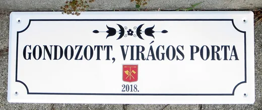 'Gondozott, Virágos Porta' cikk borítóképe