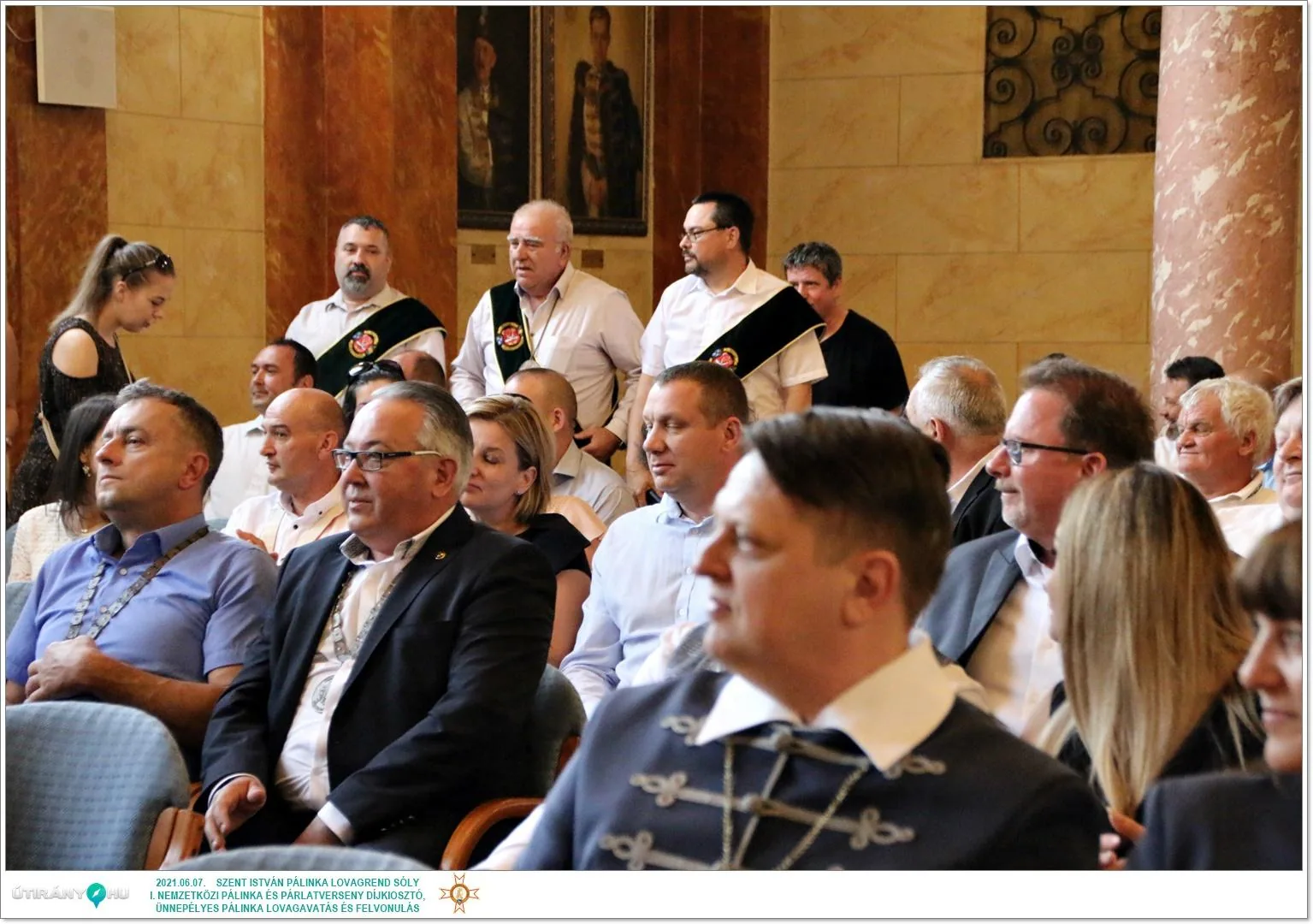 Díjkiosztó, szentelés, avatás, felvonulás